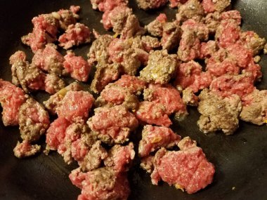 Kızartma tavasında çiğ et ya da yağlı tavada tavuk.