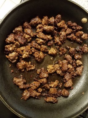 Kızartma tavasında ya da yağlı tavada kızarmış et.