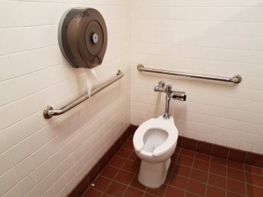 Tuvalet kağıdı ve metal parmaklıkları olan banyo veya tuvaletteki kırmızı kare fayanslar.