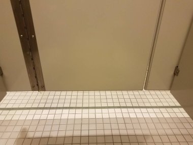 Beyaz fayanslı ya da zeminli gri banyo bölmesi kapısı