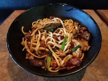 Masada sığır eti, domuz eti, domuz pastırması ve sebzeli Asya eriştesi.