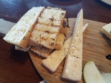 Peynir, elma ve ekmekle ahşap kesme tahtası