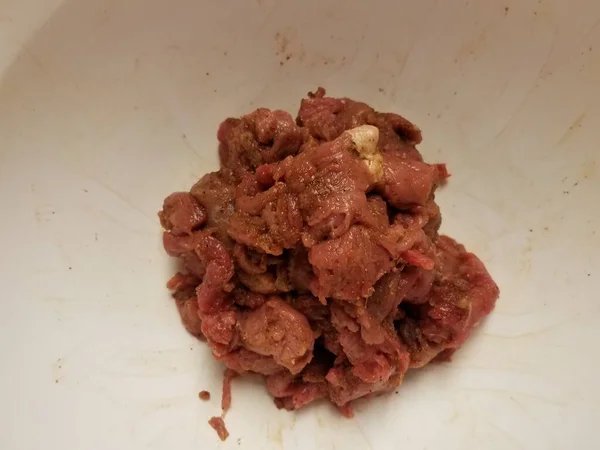 白鉢又は容器で味付けをした生牛の肉 — ストック写真