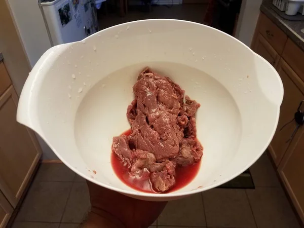 Manzo Crudo Con Sangue Rosso Liquido Ciotola Bianca Contenitore Cucina — Foto Stock