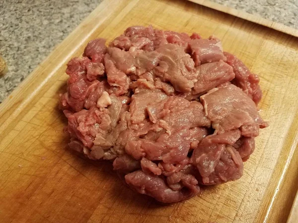 柜台木板上的生牛肉肉 — 图库照片