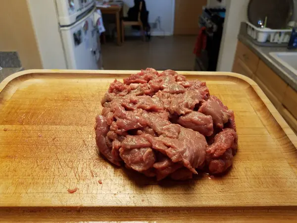 台所の木の板に生の牛肉の肉 — ストック写真