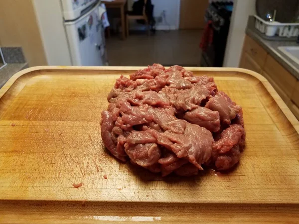 台所の木の板に生の牛肉の肉 — ストック写真