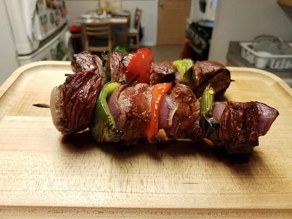 Carne Res Pimientos Cebolla Palo Sobre Tabla Cortar Madera Cocina —  Fotos de Stock