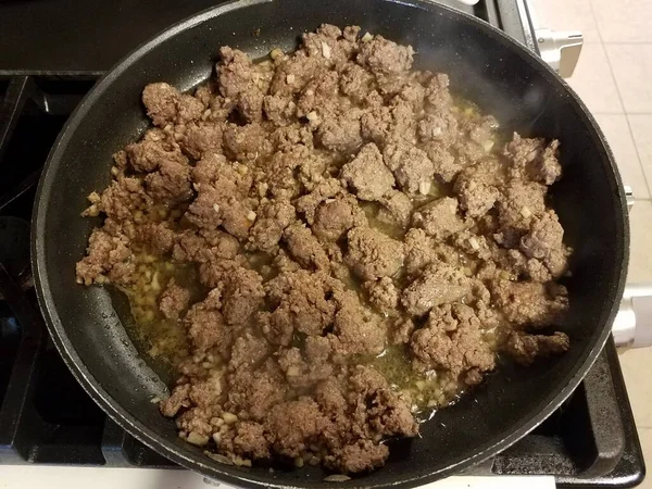 Cozimento Carne Moída Frigideira Frigideira Fogão Com Alho — Fotografia de Stock