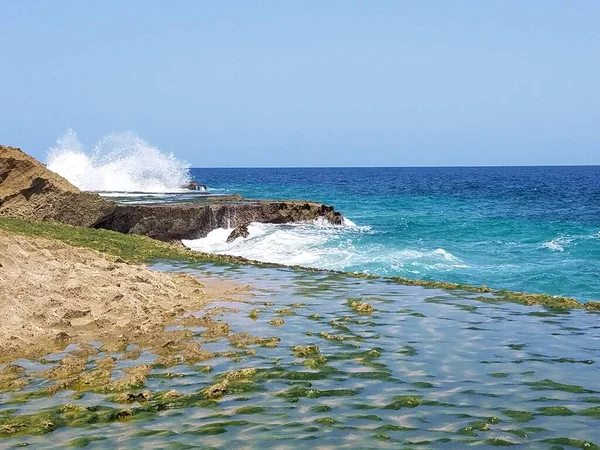 Alcune Rocce Sabbia Onde Una Spiaggia Porto Rico — Foto Stock