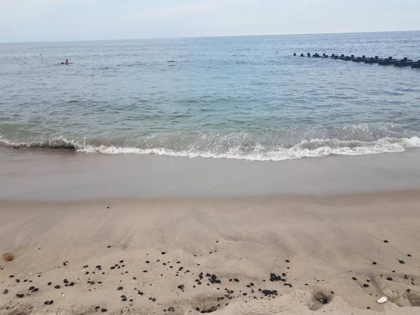 Пляж Піском Океанічними Водними Хвилями Пірсом — стокове фото