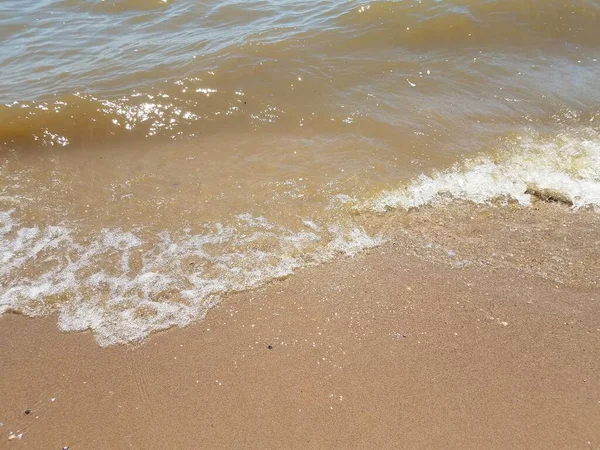 波と岩で濡れて乾燥した砂 — ストック写真