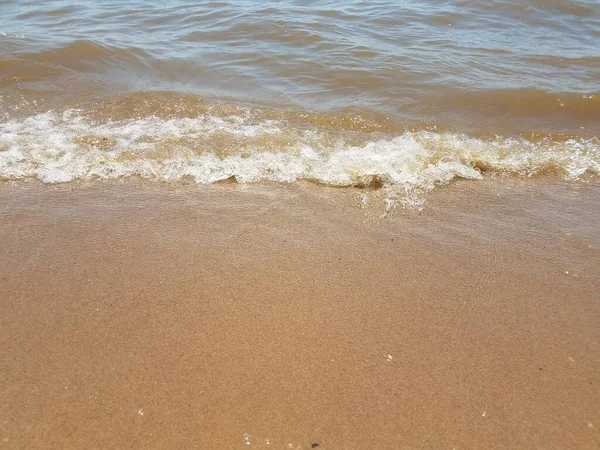 Nat Droog Zand Met Golven Rotsen — Stockfoto