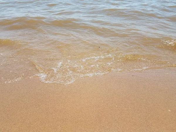 Влажный Сухой Песок Волнами Камнями — стоковое фото