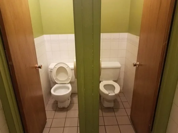 Deux Toilettes Avec Étals Dans Salle Bain Verte Blanche Toilettes — Photo