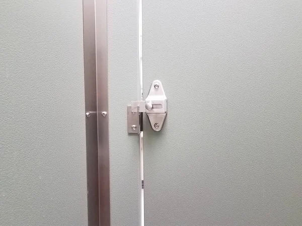 Kilitli Sürgülü Güvenli Banyo Tuvalet Kapısı — Stok fotoğraf
