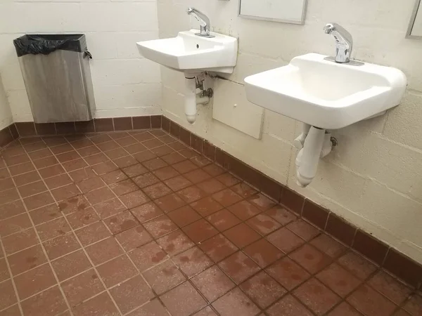 White Bathroom Sinks Wet Slippery Tile Floor — Stock Photo, Image