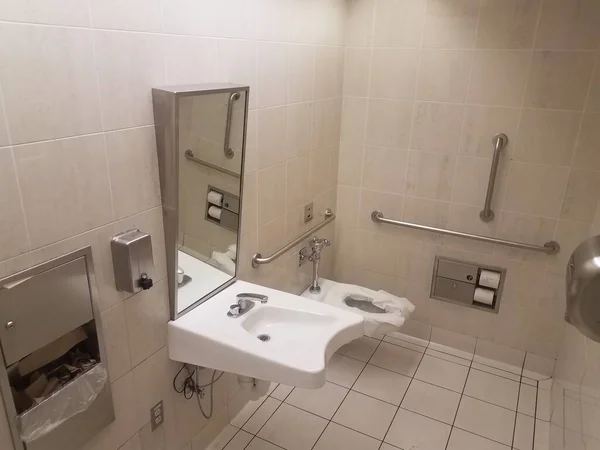 Cuarto Baño Inodoro Con Barandillas Lavabo Papel Metal — Foto de Stock