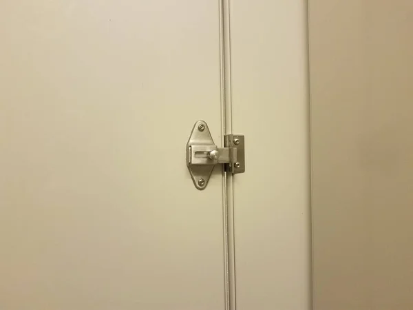 Ванная Комната Туалет Дверь Кабинки Металлическим Замком Болтом — стоковое фото