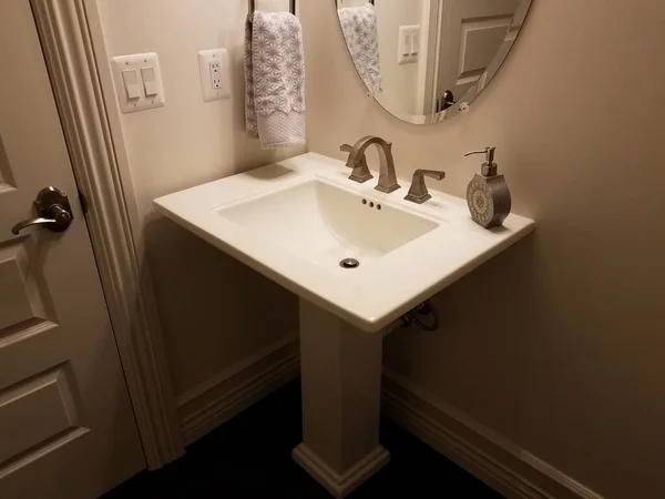 Pia Banheiro Plana Branca Com Toalha Mão Porta Espelho — Fotografia de Stock