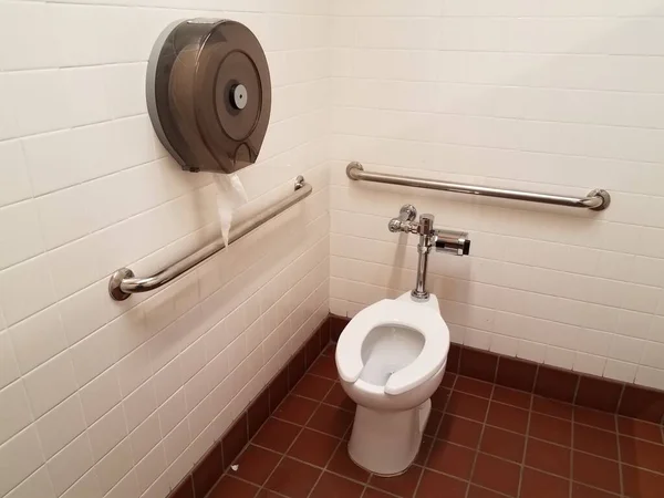 Плитка Туалета Красного Пола Ванной Комнате Туалете Туалетной Бумагой Металлическими — стоковое фото