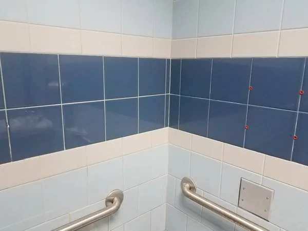 青いタイルと金属の棒で浴室やトイレの隅に — ストック写真