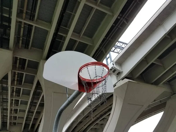 Řetězová Síť Basketbalovém Koši Pod Velkým Mostem — Stock fotografie