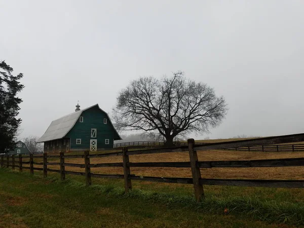 Scheune Auf Bauernhof Mit Großem Baum Zaun Und Gras Oder — Stockfoto