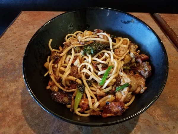 Macarrão Asiático Tigela Preta Com Carne Bovina Carne Porco Bacon — Fotografia de Stock