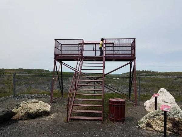 Bambino Ragazzo Sulla Piattaforma Metallo Guardando Vecchia Cava Amianto Canada — Foto Stock