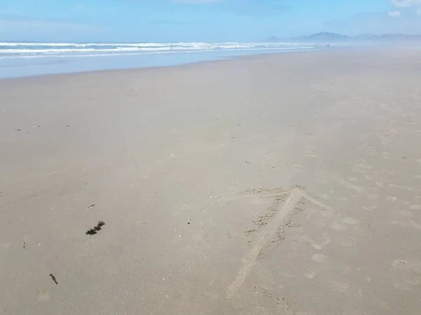 Freccia Puntatore Sulla Sabbia Spiaggia Newport Oregon Con Acqua Onde — Foto Stock