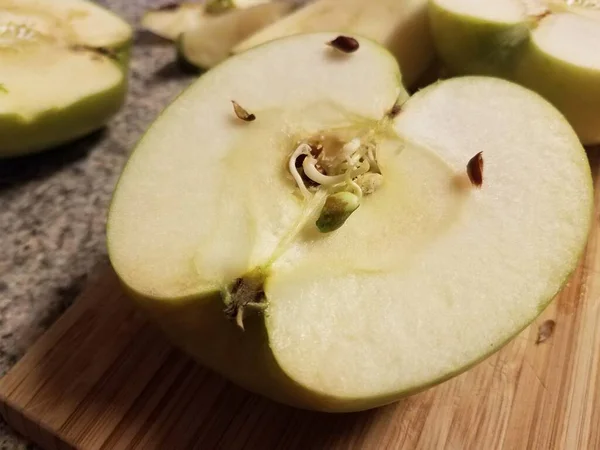 Apfel Auf Holzschneidebrett Sprießt Mit Samen — Stockfoto