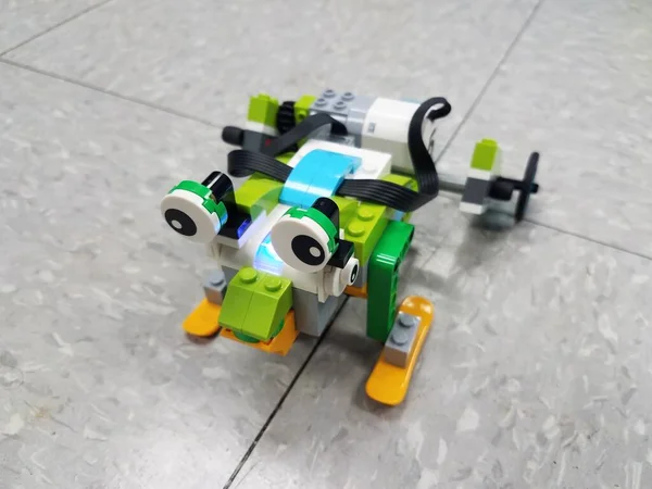Robot Zwierzęcy Wykonany Plastikowych Klocków Płytkach Podłogowych — Zdjęcie stockowe