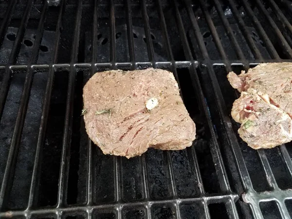 Hovězí maso nebo steak na grilu — Stock fotografie
