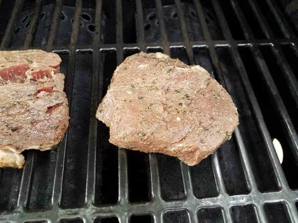 Carne de vaca ou bife cozinhando na churrasqueira — Fotografia de Stock