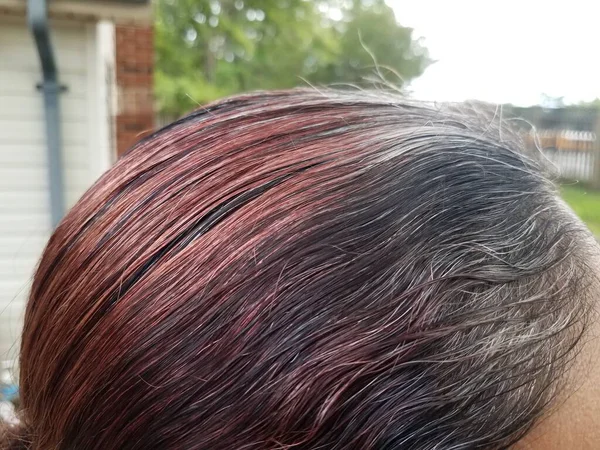 Grått och vitt och brunt och rött hår på hona — Stockfoto