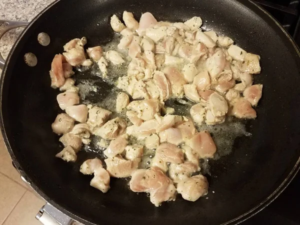 Cozimento cru de frango na frigideira ou frigideira — Fotografia de Stock