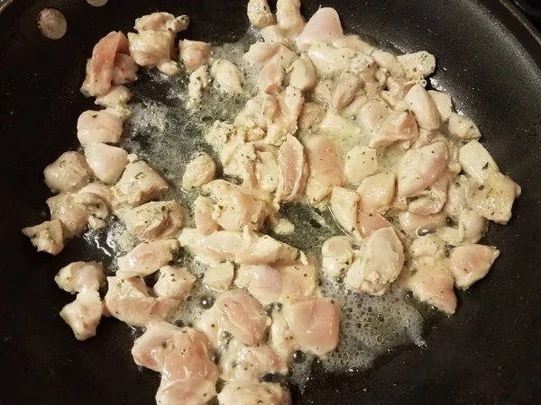 Rauwe kip koken in koekenpan of koekenpan — Stockfoto