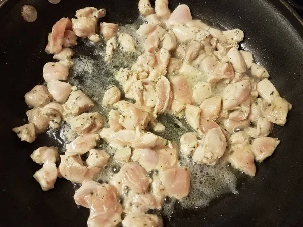 Cuisson du poulet cru dans une poêle ou une poêle — Photo