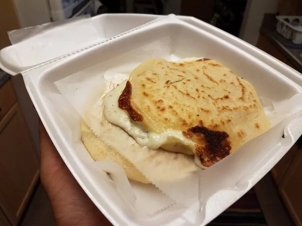 Papusa com queijo em tirar o container na cozinha — Fotografia de Stock