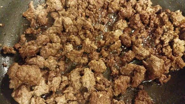 Kızartma tavasında et ve zencefil pişirme — Stok fotoğraf