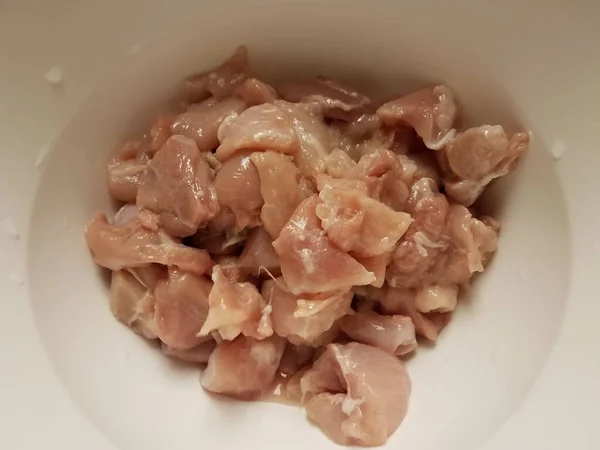 Coscia di pollo e fette di petto in contenitore bianco o ciotola — Foto Stock
