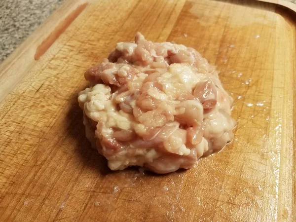 Mucchio di carne di pollo cruda e grasso sul tagliere di legno — Foto Stock