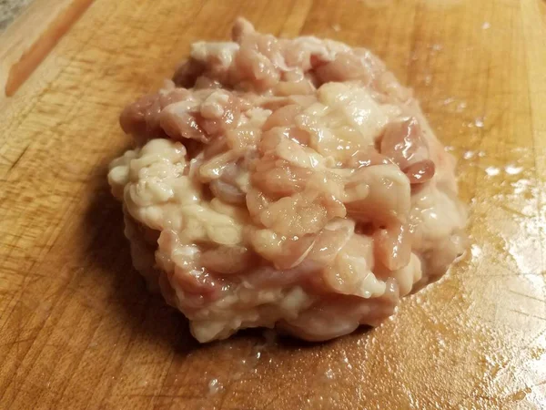 Pile de viande de poulet crue sur planche à découper en bois — Photo