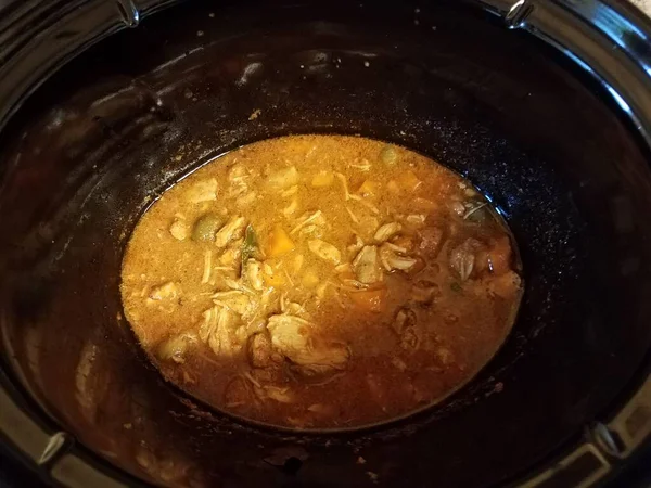 Guisado de carne de frango com cenouras e caldo em panela — Fotografia de Stock