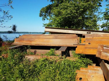 Metal kiriş ve çubuk yığını inşaat malzemesi