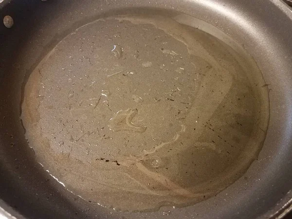 油液在油锅或平底锅中 — 图库照片