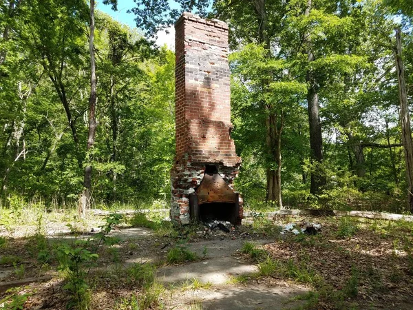 Chimenea desgastada y ladrillos o ruinas de mampostería — Foto de Stock