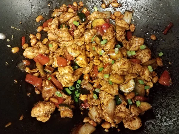 Čínské kung pao kuře ve woku s arašídy a paprikou — Stock fotografie