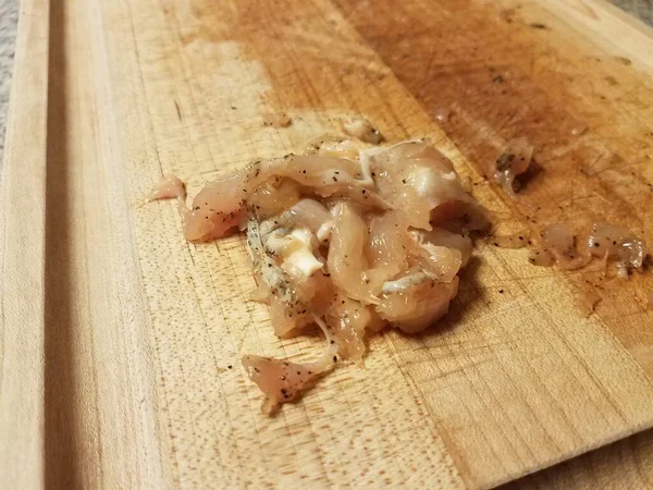 Yapışkan çiğ tavuk eti kesme tahtasında — Stok fotoğraf